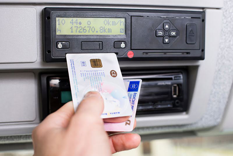 Daten digitalen Tachographen und Fahrerkarten für die Arbeitszeit- und Lohnabrechnung Ihrer Fahrer nutzen